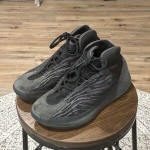 Yeezy Quantum Sneakers
